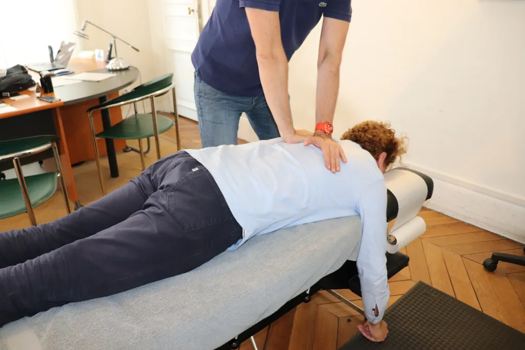 Séance de chiropraxie – ajustement vertébral par François Schnerr, chiropracteur Paris 10